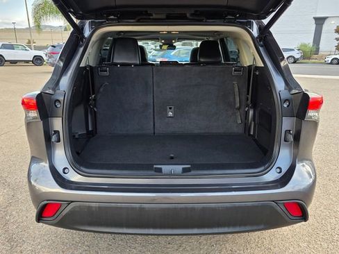 Used 2022 Toyota Highlander XLE image 11