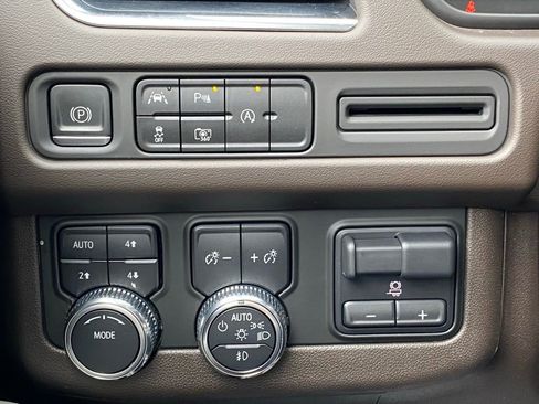 Used 2023 GMC Yukon SLT w/ SLT Premium Package image 19