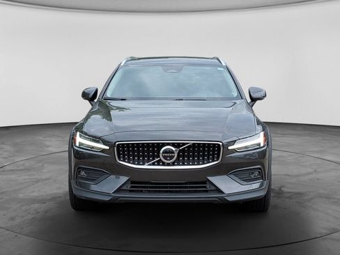 Used 2025 Volvo V60 B5 Cross Country Plus AWD/4WD image 2