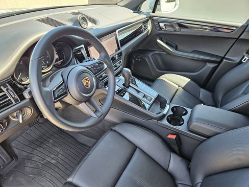 Certified 2026 Porsche Macan AWD/4WD image 4