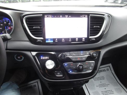 Used 2025 Chrysler Pacifica Select image 24