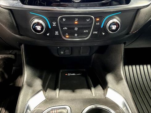 Used 2023 Chevrolet Traverse RS FWD image 15