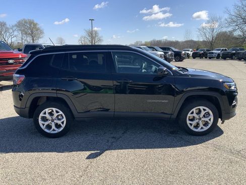 Used 2025 Jeep Compass Latitude w/ Sun & Sound Group AWD/4WD image 14