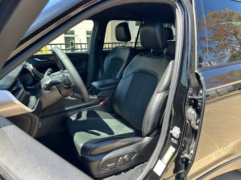 Used 2025 Jeep Grand Cherokee Altitude AWD/4WD image 10