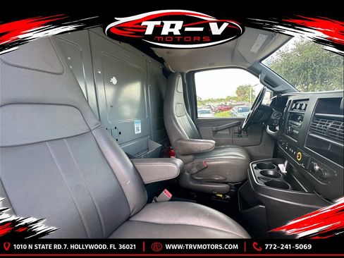 Used 2018 Chevrolet Express 2500 w/ Driver Convenience Package RWD image 15