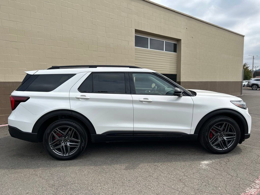 Used 2025 Ford Explorer ST AWD/4WD image 3