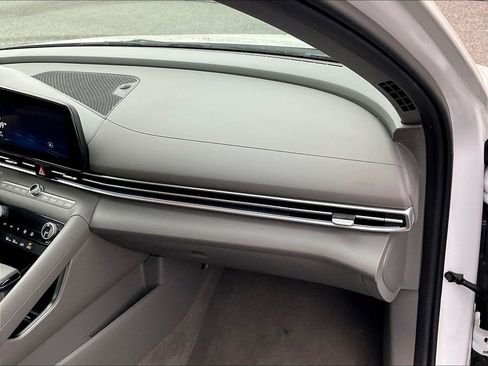 Used 2024 Hyundai Elantra SEL FWD image 13