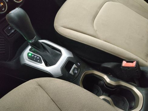 Used 2015 Jeep Renegade Latitude w/ Popular Equipment Group FWD image 26