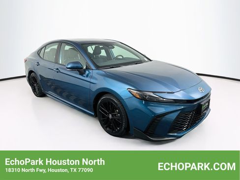 Used 2025 Toyota Camry SE FWD image 1