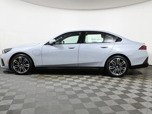 New 2026 BMW 550e xDrive image 2