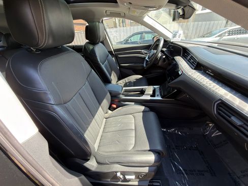 Used 2021 Audi e-tron Prestige w/ Prestige Package AWD/4WD image 31