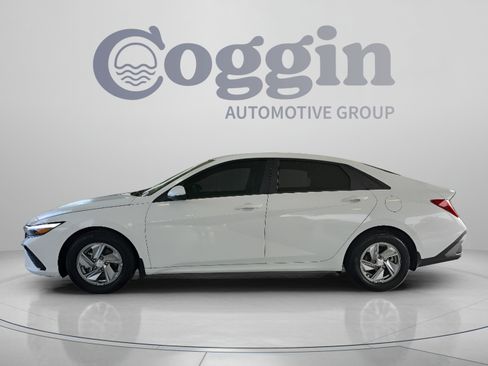 Used 2025 Hyundai Elantra SE FWD image 2