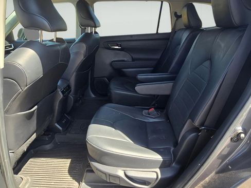 Used 2021 Toyota Highlander XLE AWD/4WD image 25