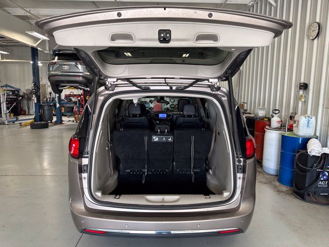 Used 2017 Chrysler Pacifica Touring-L FWD image 12