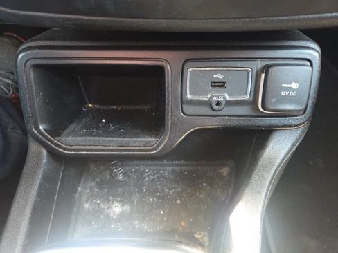Used 2020 Jeep Renegade Altitude w/ UConnect 8.4 Nav Group FWD image 29