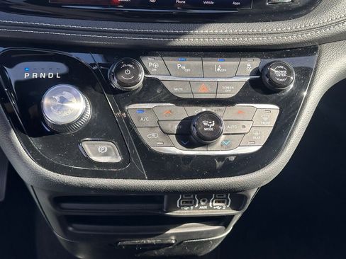 Used 2024 Chrysler Pacifica Select image 34