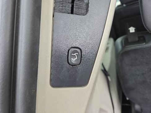 Used 2016 Chrysler Town & Country Touring-L FWD image 44
