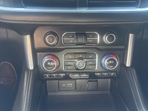 Used 2021 GMC Yukon XL SLT w/ SLT Luxury Package AWD/4WD image 21