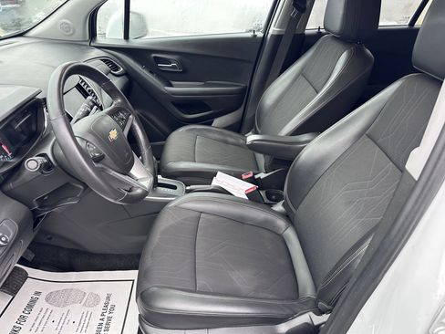 Used 2022 Chevrolet Trax LT w/ LT Convenience Package image 8