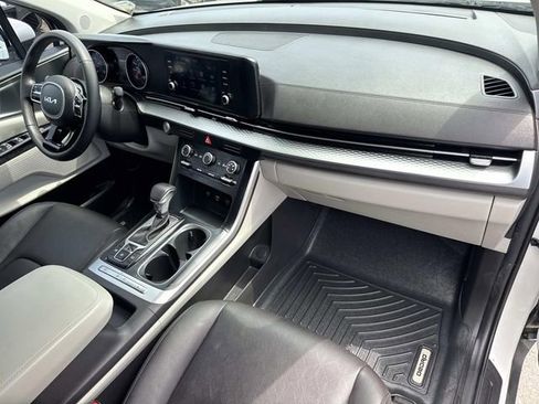Used 2024 Kia Carnival LX FWD image 16
