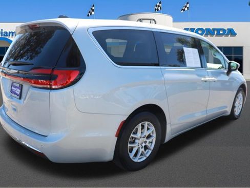 Used 2023 Chrysler Pacifica Touring-L FWD image 7