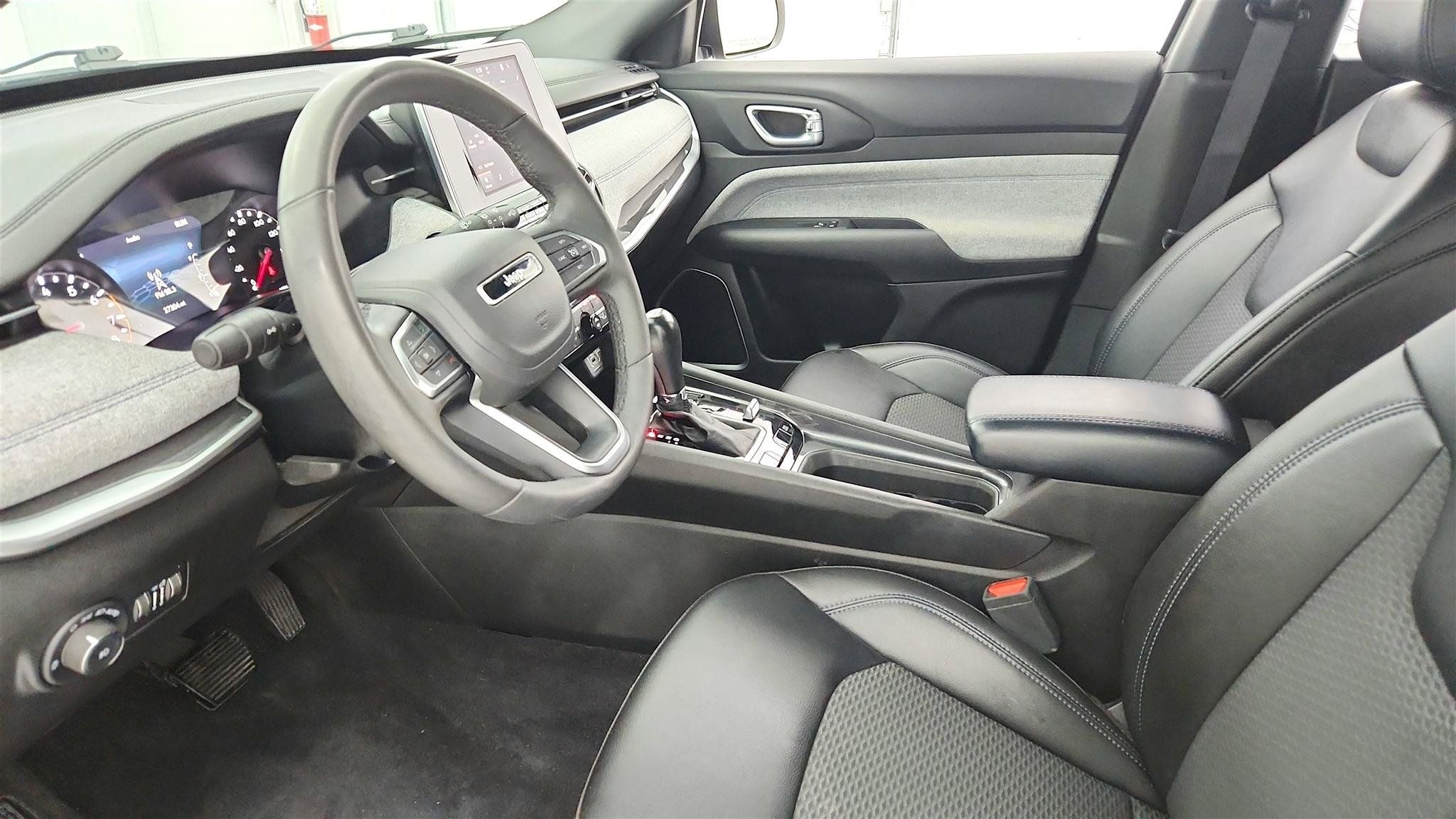 Used 2025 Jeep Compass Latitude AWD/4WD image 9