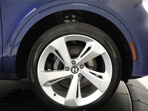 Used 2023 Bentley Bentayga image 28
