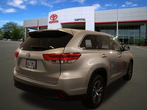 Used 2017 Toyota Highlander LE FWD image 3