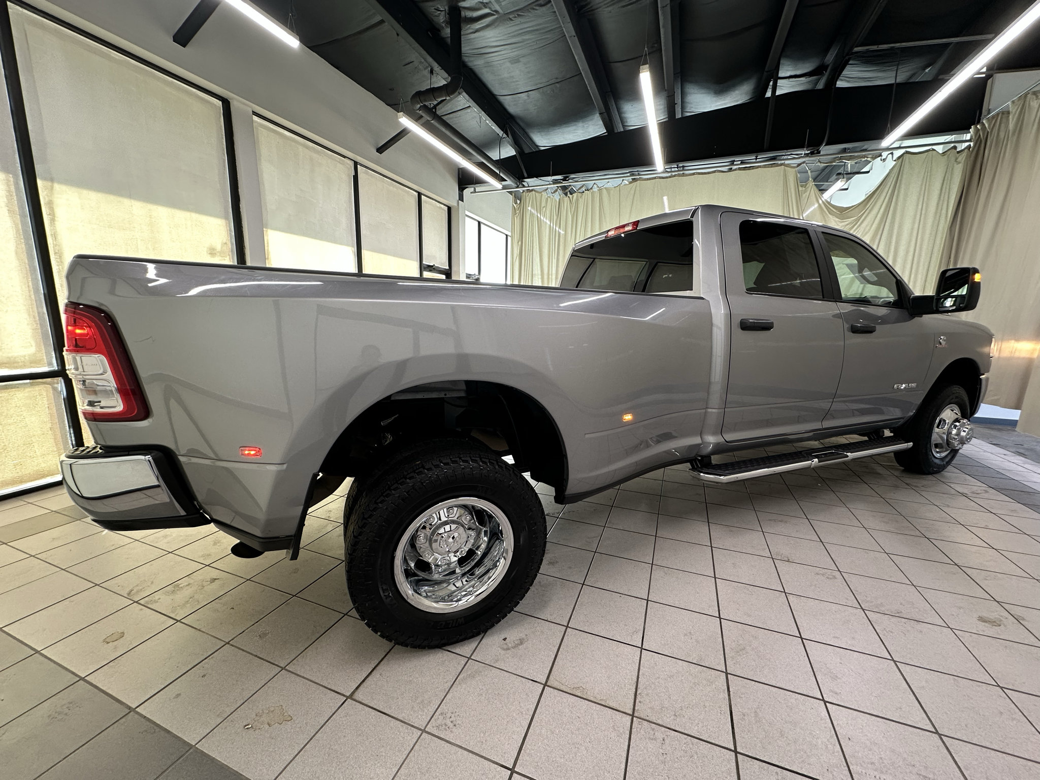 Used 2024 RAM 3500 Big Horn AWD/4WD image 3