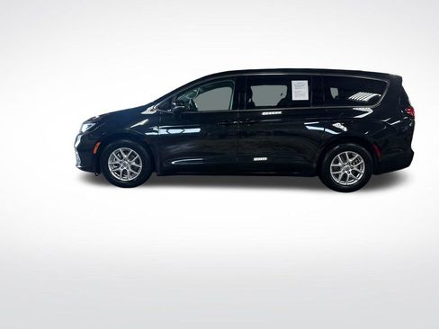 Used 2023 Chrysler Pacifica Touring-L FWD image 2