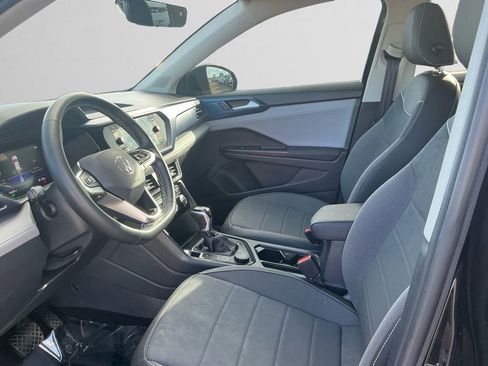 Used 2024 Volkswagen Taos SE w/ Panoramic Sunroof Package image 9