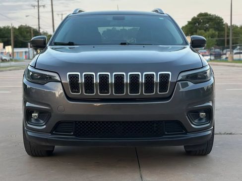Used 2019 Jeep Cherokee Latitude Plus FWD image 2