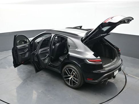 Certified 2025 Porsche Macan AWD/4WD image 29