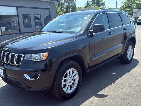 Used 2018 Jeep Grand Cherokee Laredo AWD/4WD image 3