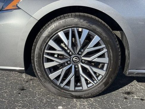 Used 2025 Nissan Altima 2.5 SV image 6