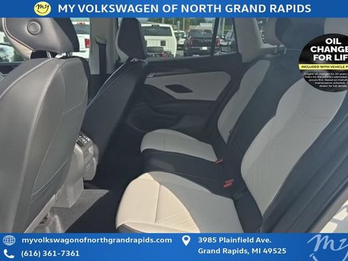 Used 2025 Volkswagen Tiguan SE AWD/4WD image 11