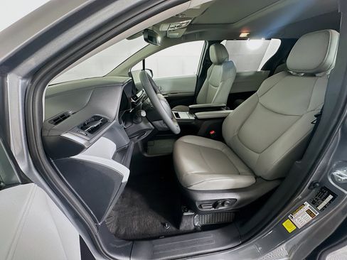 Used 2026 Toyota Sienna XLE FWD image 13