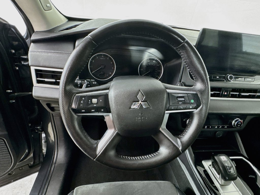Used 2025 Mitsubishi Outlander SE FWD image 12