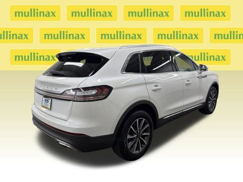 Used 2022 Lincoln Nautilus FWD image 3