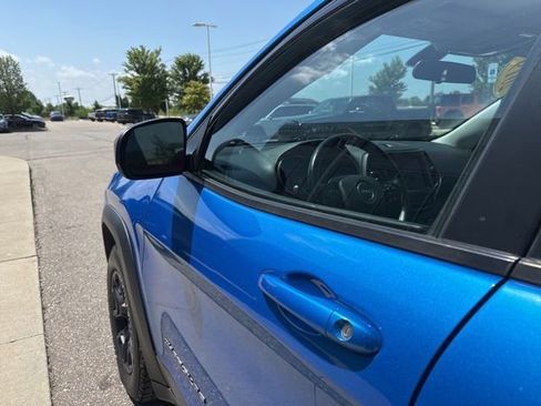 Used 2019 Jeep Cherokee Trailhawk w/ Cold Weather Group image 13