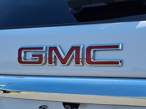 Used 2024 GMC Terrain SLT AWD/4WD image 32