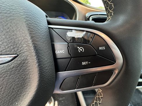 Used 2022 Chrysler Voyager LX FWD image 21
