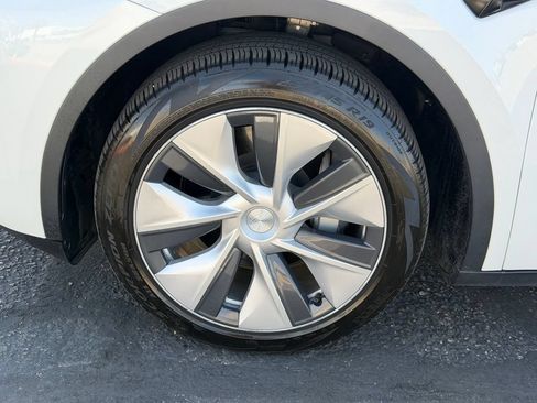Used 2023 Tesla Model Y Long Range AWD/4WD image 9