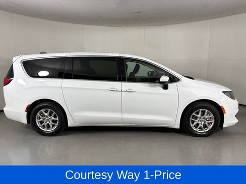 Used 2023 Chrysler Voyager LX FWD image 12