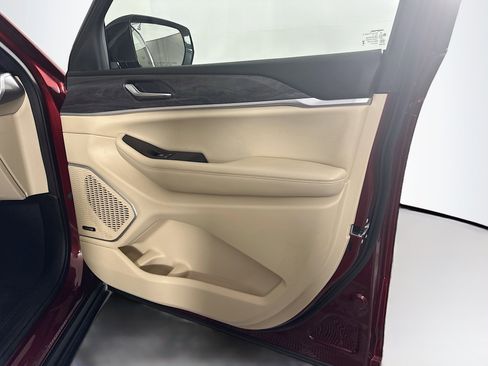 Used 2023 Jeep Grand Cherokee 4WD 4xe w/ Luxury Tech Group II image 32