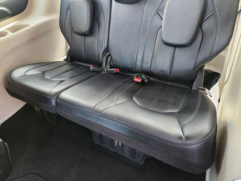 Used 2021 Chrysler Pacifica Touring-L image 18