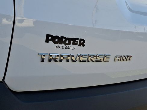 Used 2021 Chevrolet Traverse LT image 33