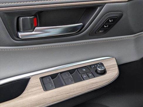 Used 2022 Toyota Venza XLE image 27