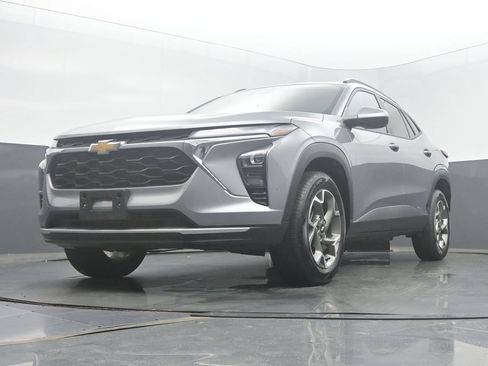 Used 2025 Chevrolet Trax LT w/ LT Convenience Package FWD image 47