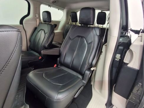 Used 2020 Chrysler Pacifica Touring-L Plus w/ Advanced Safetytec Group image 18